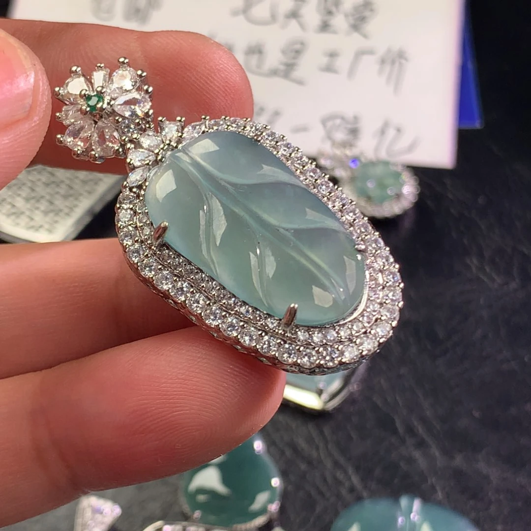 翡翠未镶嵌颈饰叶子