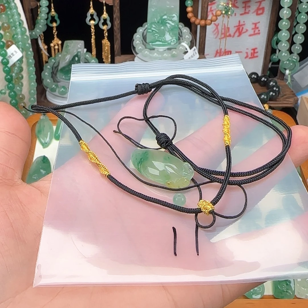 石英质玉颈饰未镶嵌段*?