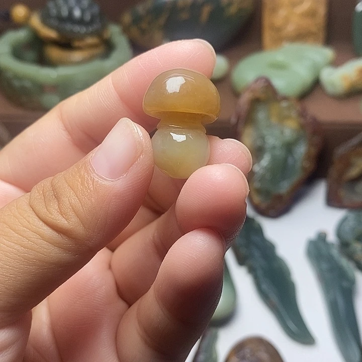 颈饰未镶嵌岫岩老玉（透闪石质玉）