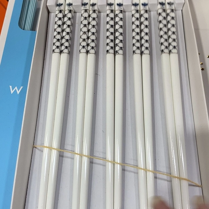 我们在外面等车等你