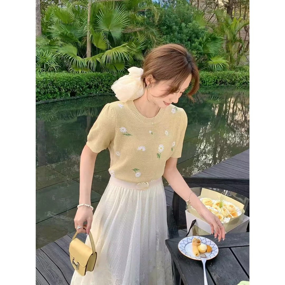 张心子春光花语温柔风甜美刺绣短袖T恤针织衫女早春新款上衣