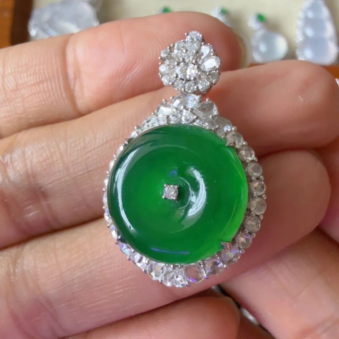 翡翠18K金镶嵌颈饰吊坠