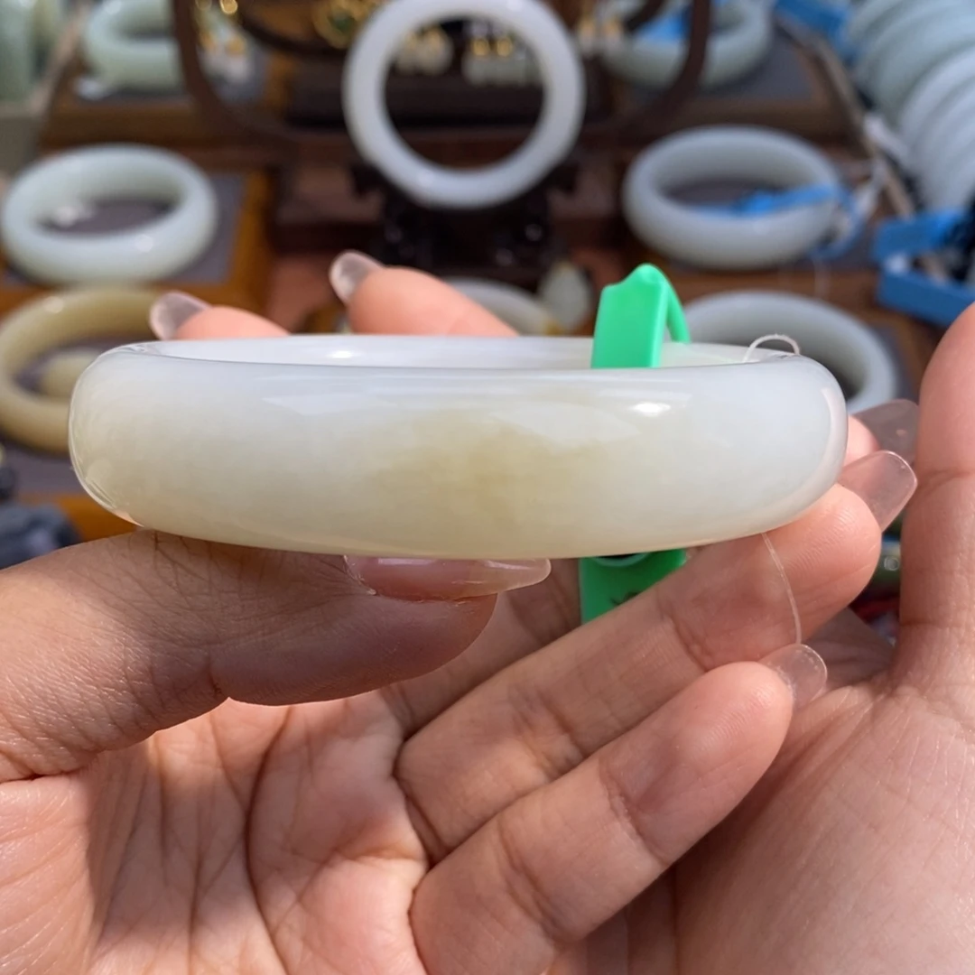 和田玉未镶嵌手镯