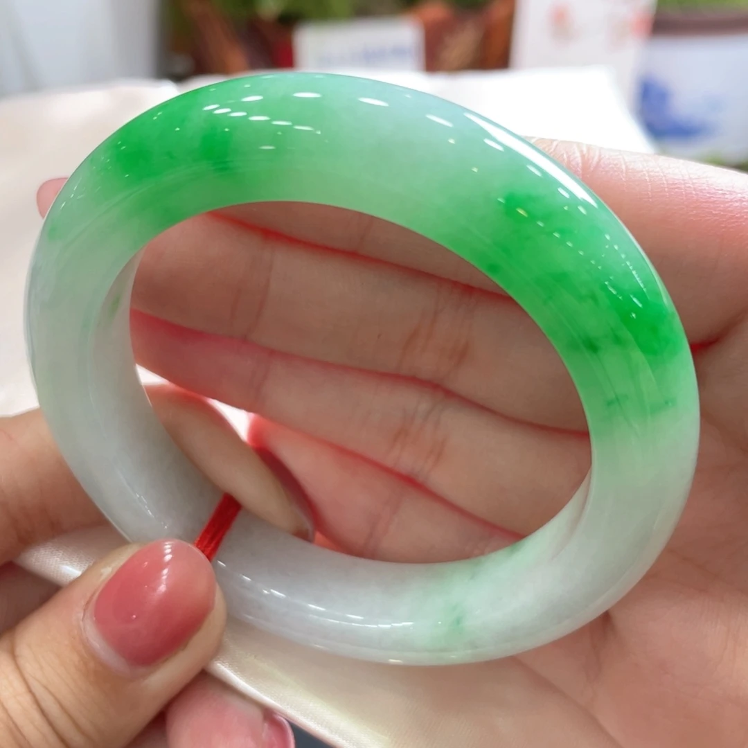 翡翠未镶嵌手镯52正圈 标准白底青毕业