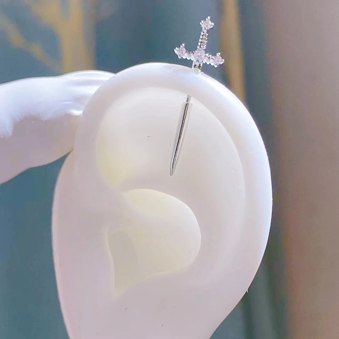 钛钢锆石耳饰 饰品精致简约百搭大宝剑恶魔钉耳钉气质