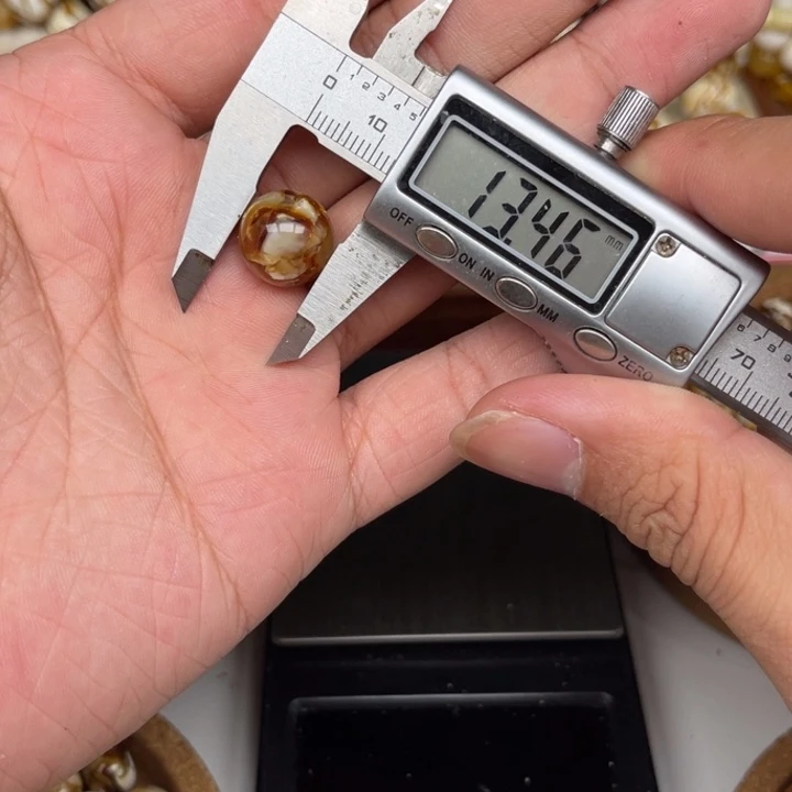 未镶嵌琥珀裸石84号