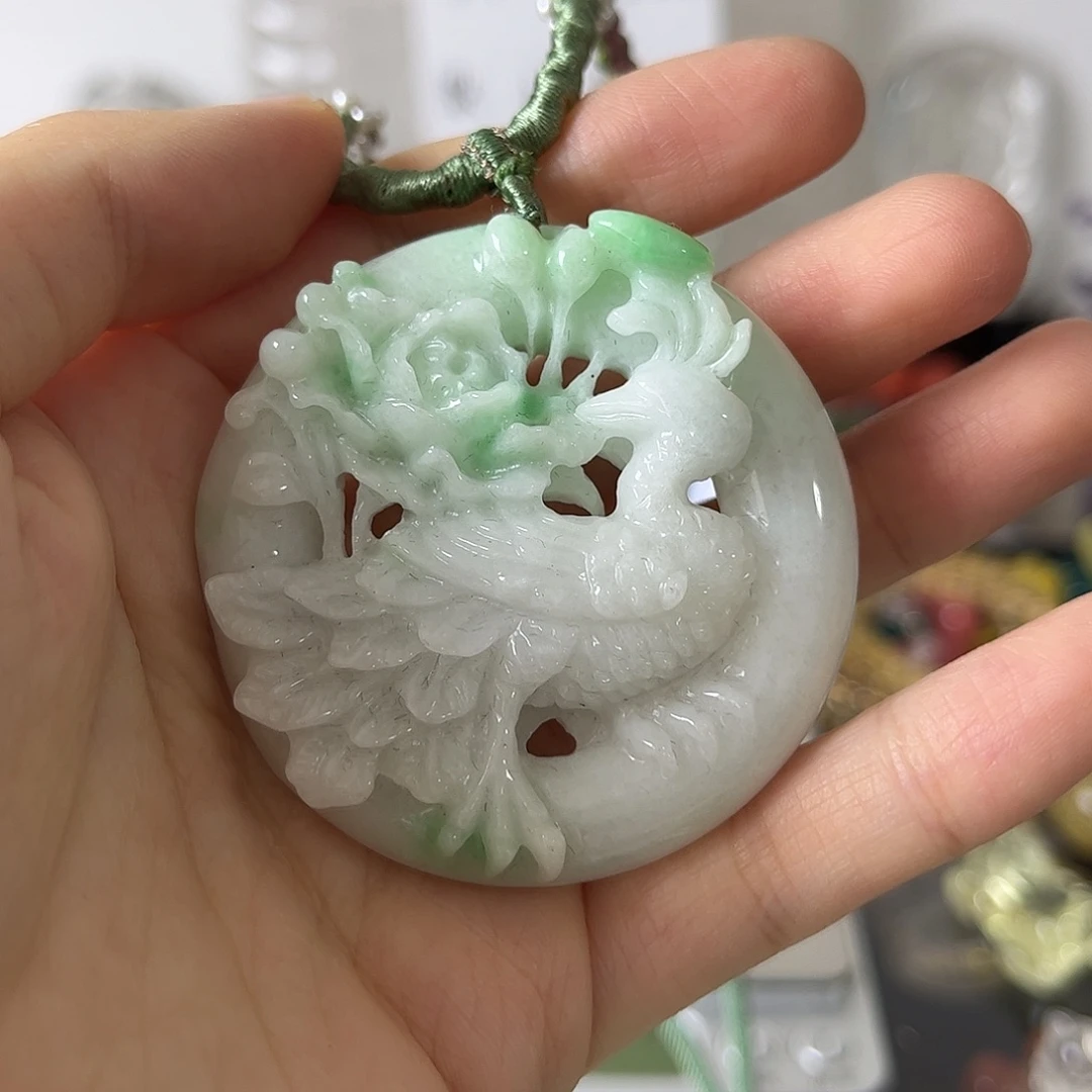 翡翠未镶嵌颈饰矿坑