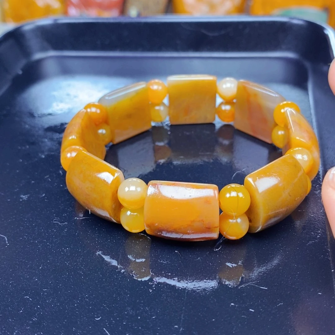 石英质玉（黄龙玉）未镶嵌颈饰