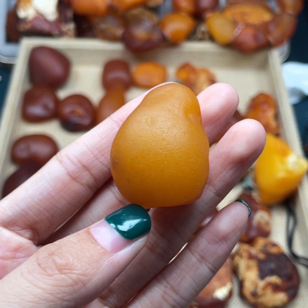 静***悄琥珀未镶嵌珠宝奇石