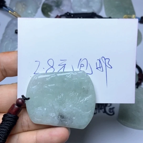 小***鸡翡翠未镶嵌颈饰翡翠