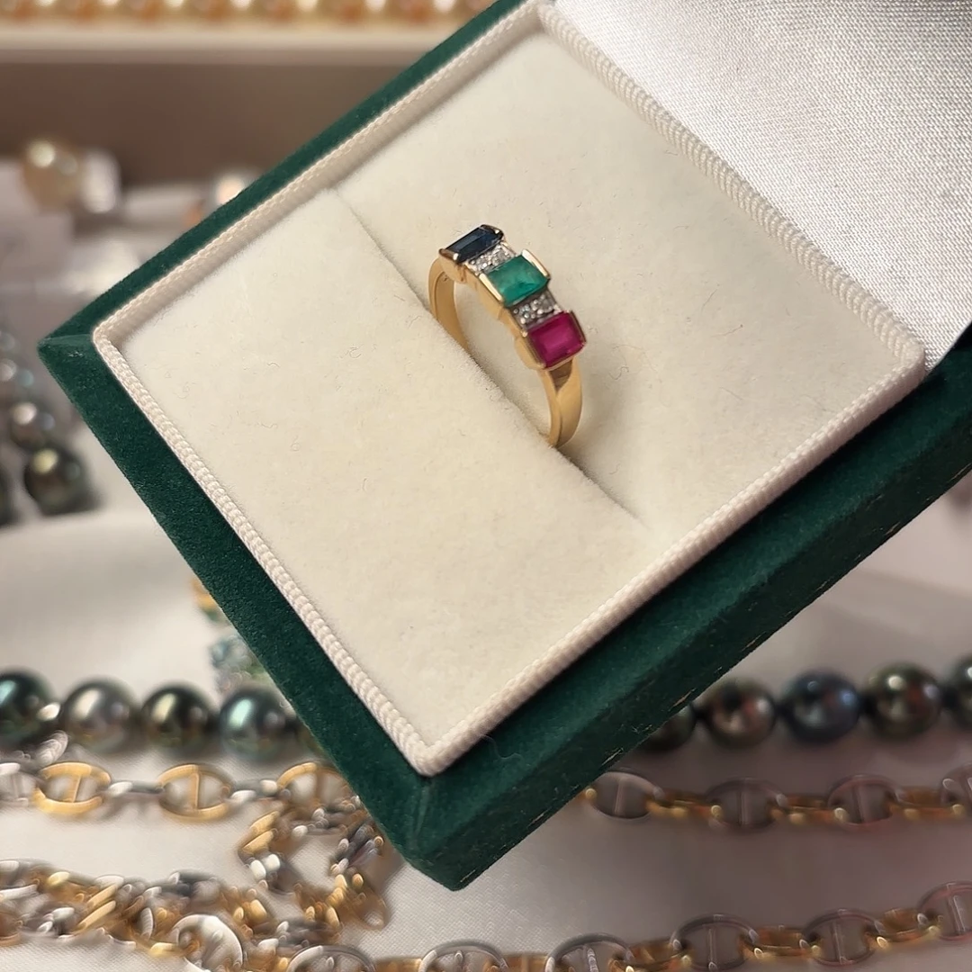 戒指18K金镶嵌红宝石经典三石款戒指
