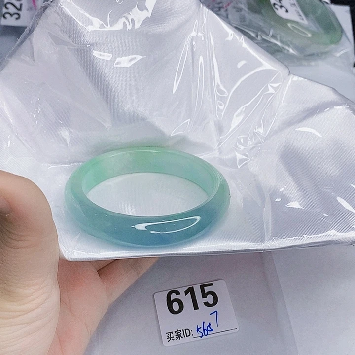 翡翠未镶嵌手镯一图一物实物为准（微瑕处理）