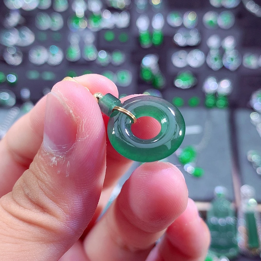 翡翠未镶嵌颈饰挂件