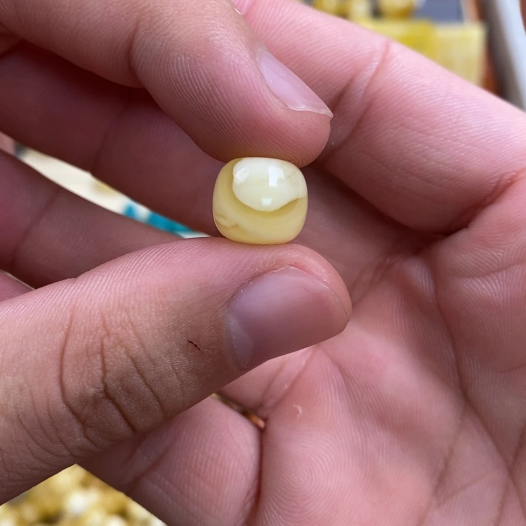 朱***y未镶嵌蜜蜡裸石配饰