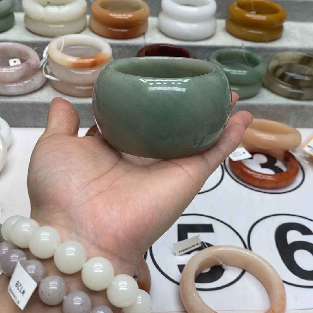 独***的石英质玉未镶嵌手镯