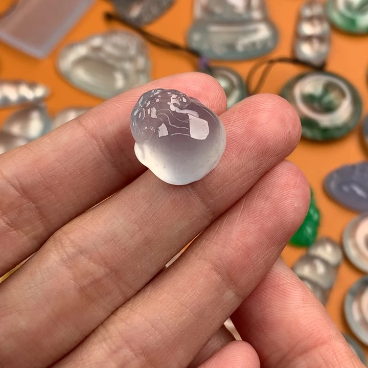 翡翠挂件未镶嵌……