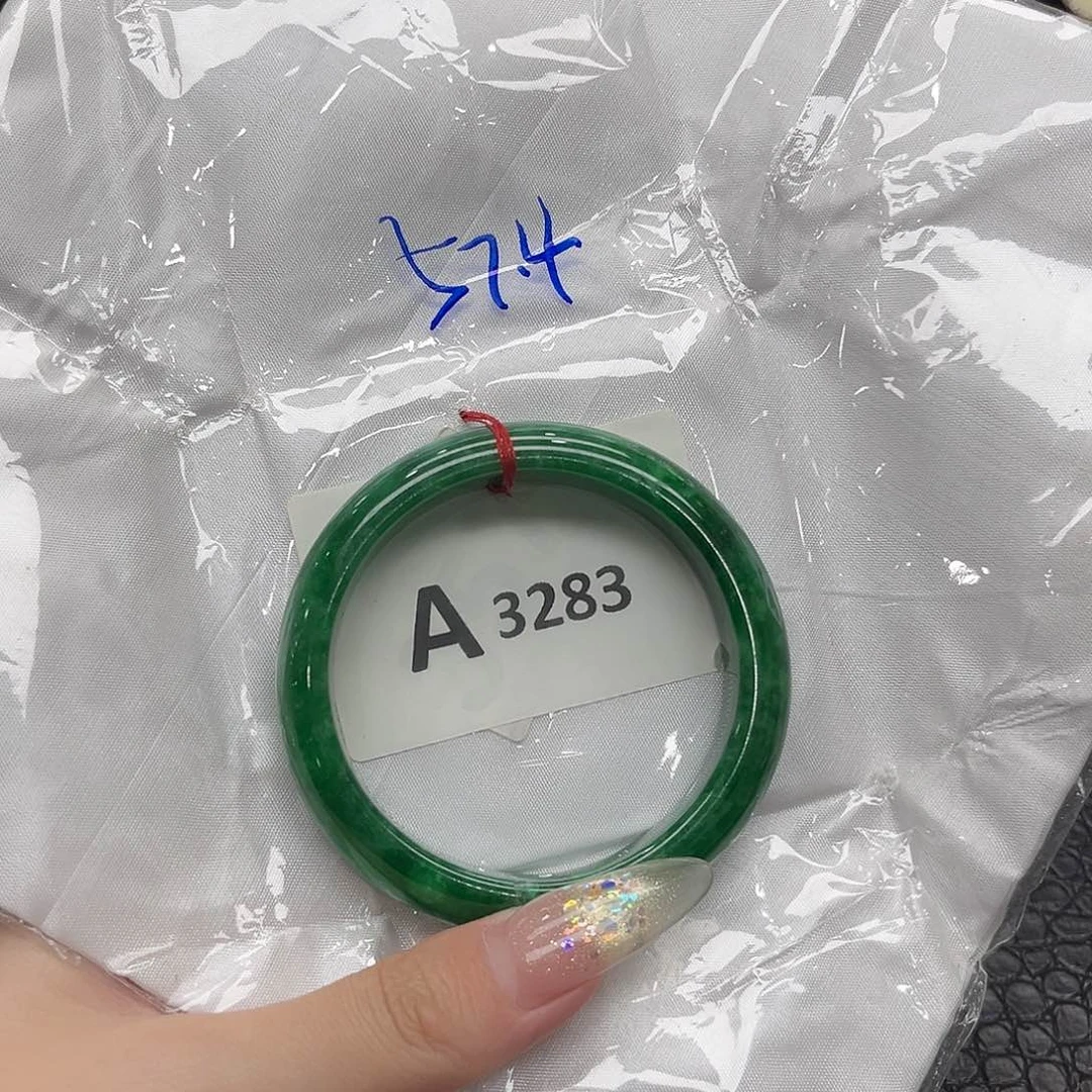 翡翠手镯未镶嵌默认瑕疵