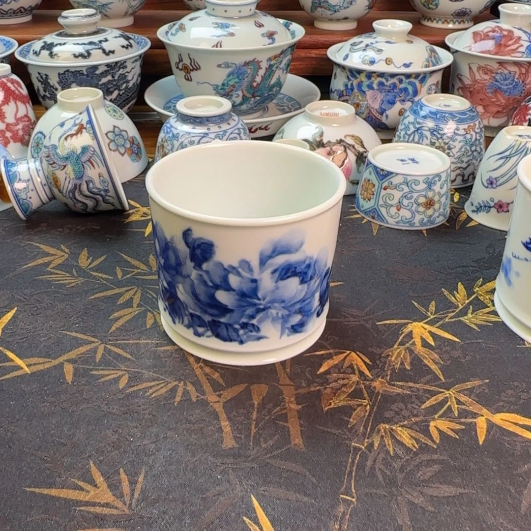 国画风牡丹融天杯