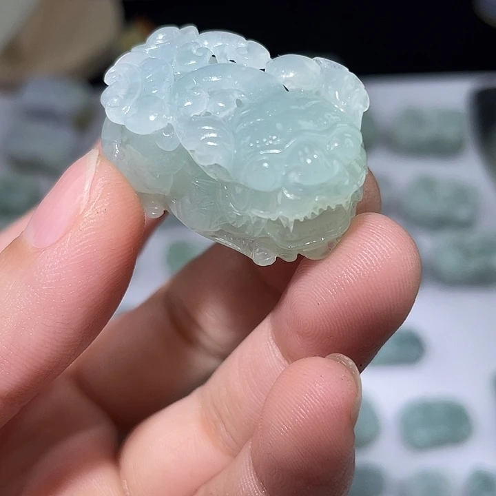 翡翠未镶嵌颈饰貔貅
