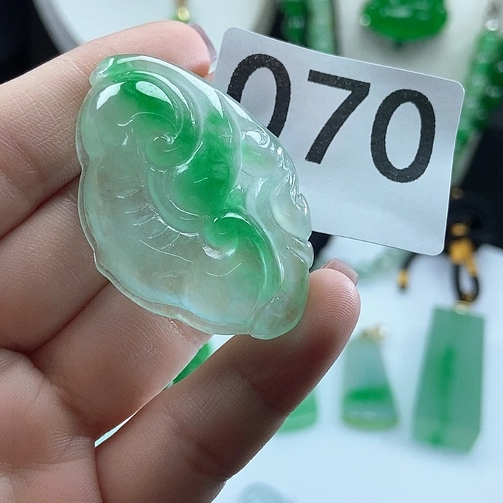 翡翠未镶嵌吊坠(赠链)