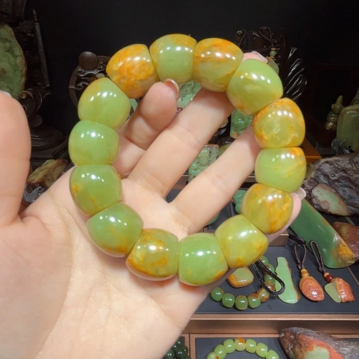 颈饰未镶嵌透闪石质玉