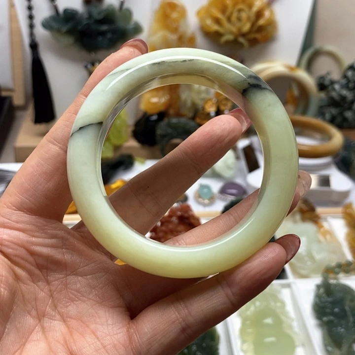 蛇纹石玉手镯未镶嵌