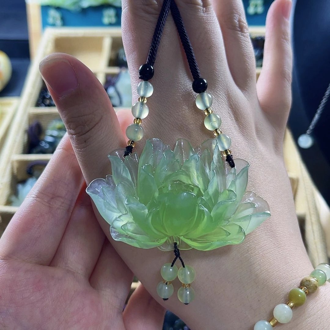 蛇纹石玉颈饰合金妞*