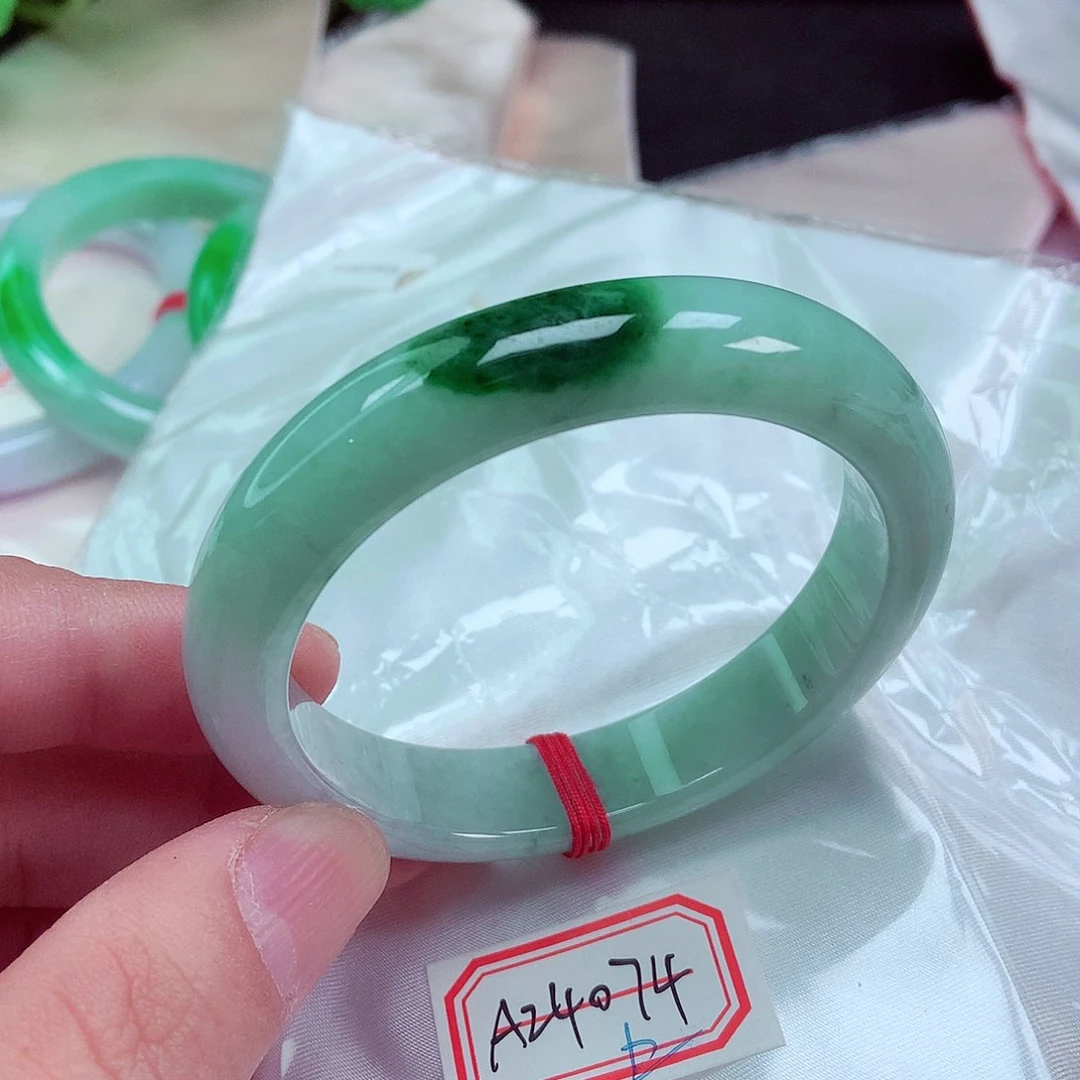 翡翠手镯未镶嵌圈口56