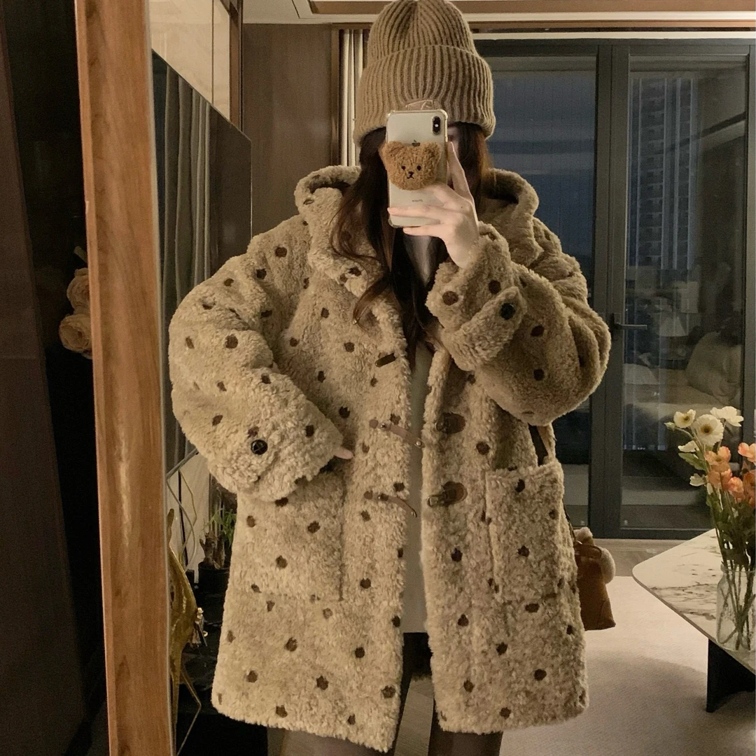 MO88ZSPF冬季环保宽松慵懒加厚波点连帽大码女装皮毛一体外套