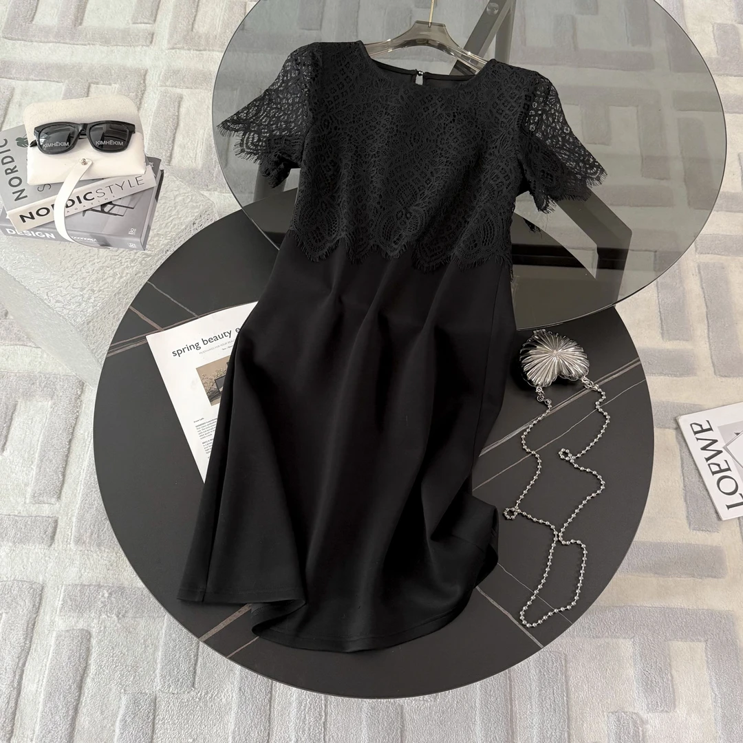 2025年夏季新款气质垂坠感黑色连衣裙女法式收腰显瘦拼接蕾丝裙子