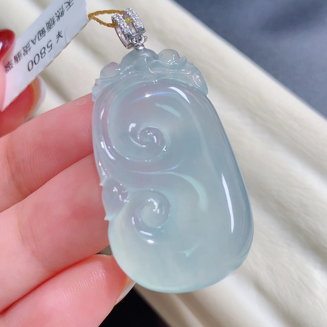 翡翠18K金镶嵌颈饰如意