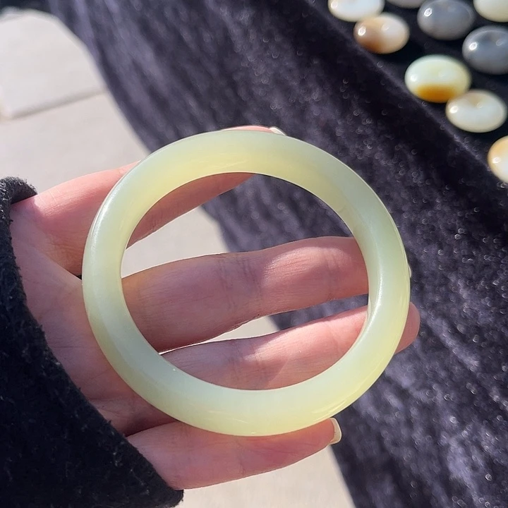 和田玉手镯未镶嵌放***空