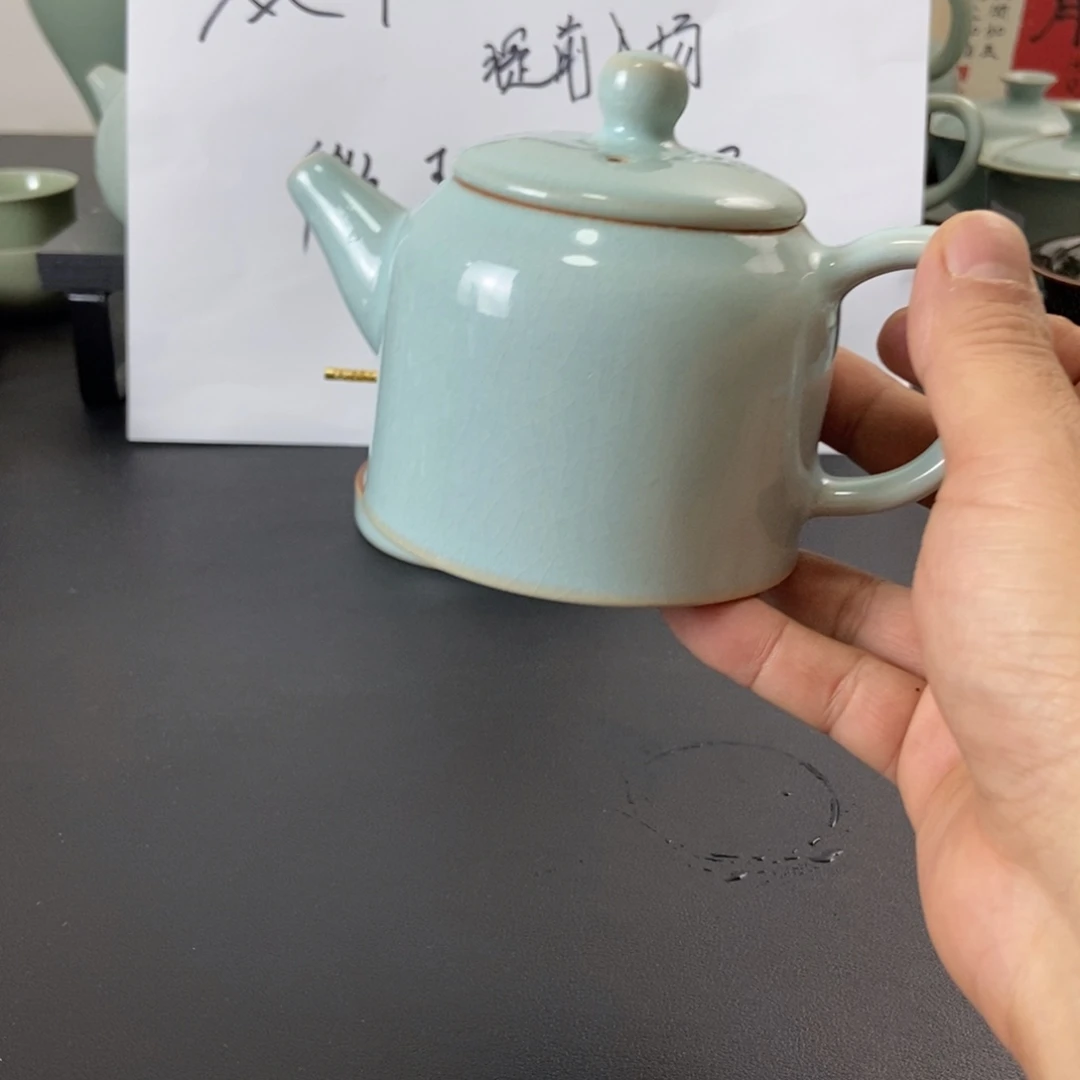 壶微瑕天青釉金钟壶