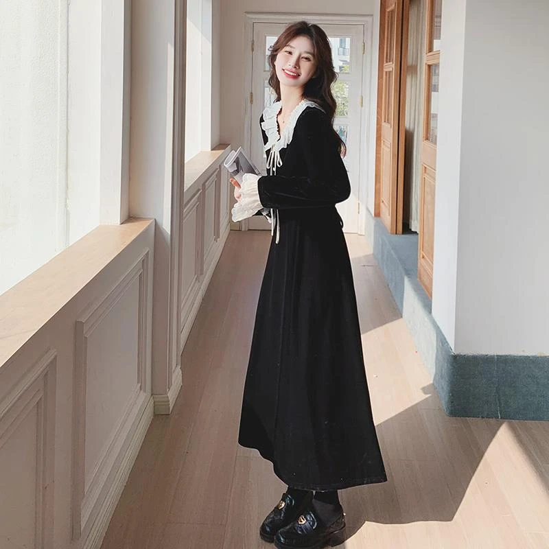 黑色收腰娃娃领丝绒连衣裙女2025春秋季新款高级感赫本风长袖裙子