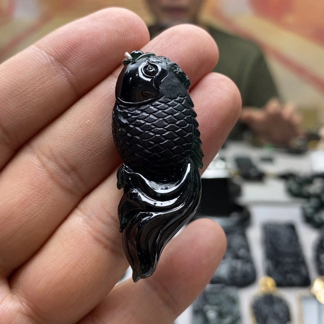 翡翠未镶嵌颈饰鱼