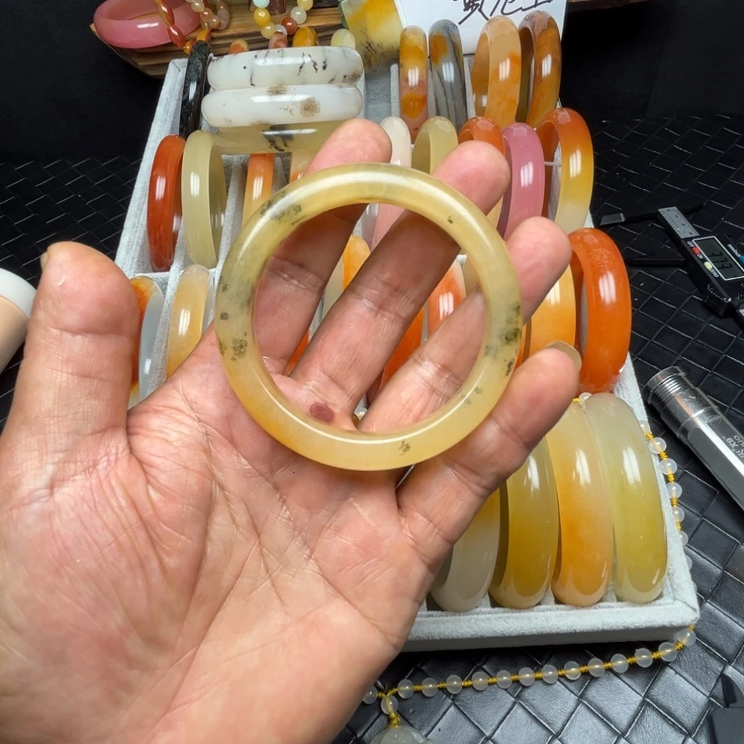 我***我未镶嵌石英质玉（黄龙玉）手镯