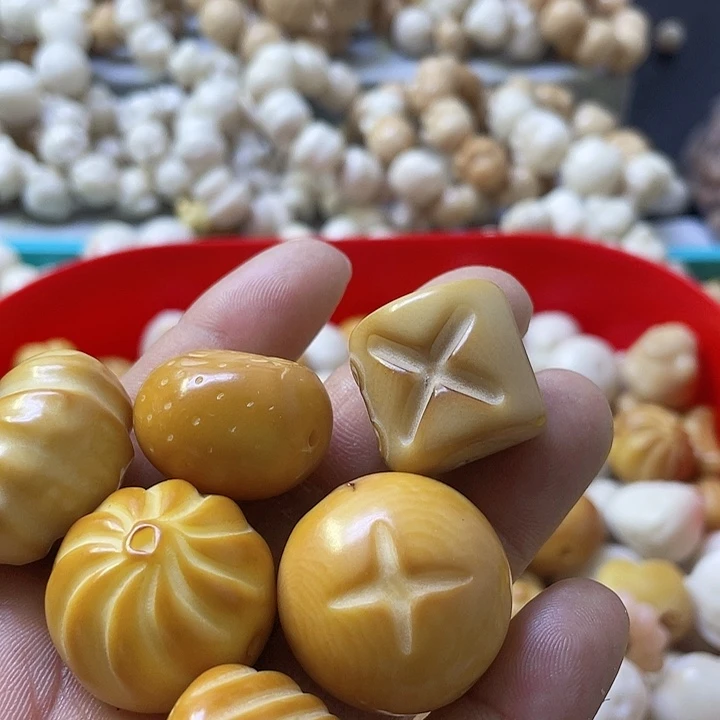 白玉菩提吊坠A***l微瑕象牙果混手捻七颗