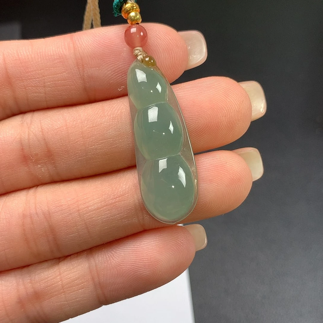 翡翠未镶嵌颈饰福豆