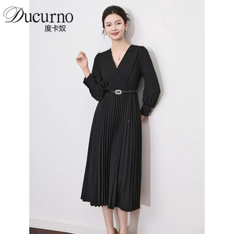 法式优雅气质黑色V领连衣裙2025年秋季新款收腰显瘦中长款百褶裙