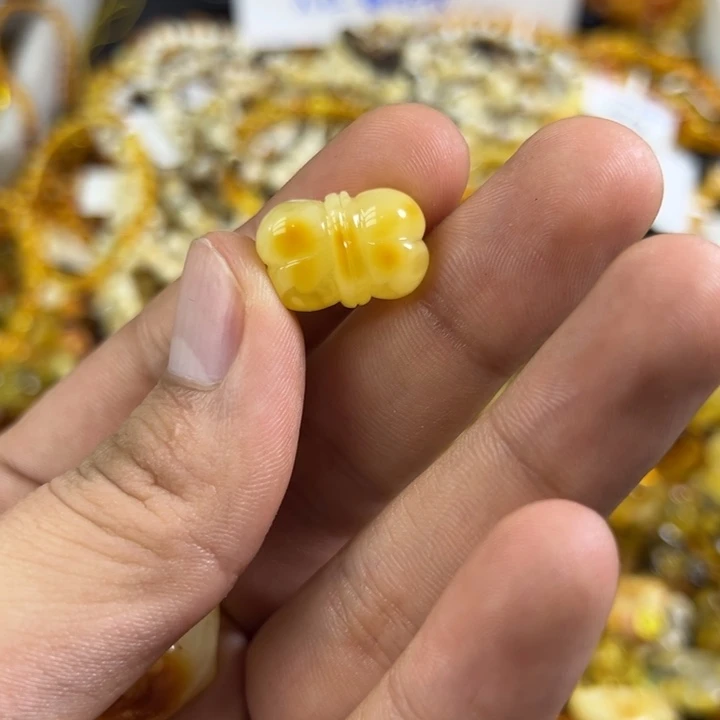 栗***呀琥珀未镶嵌裸石蜜蜡蝴蝶结1.7g