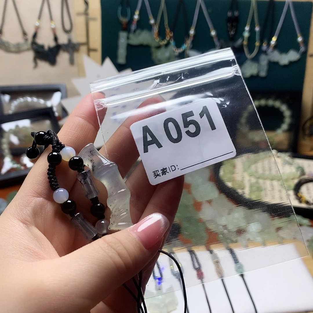 蛇纹石玉颈饰合金C****?