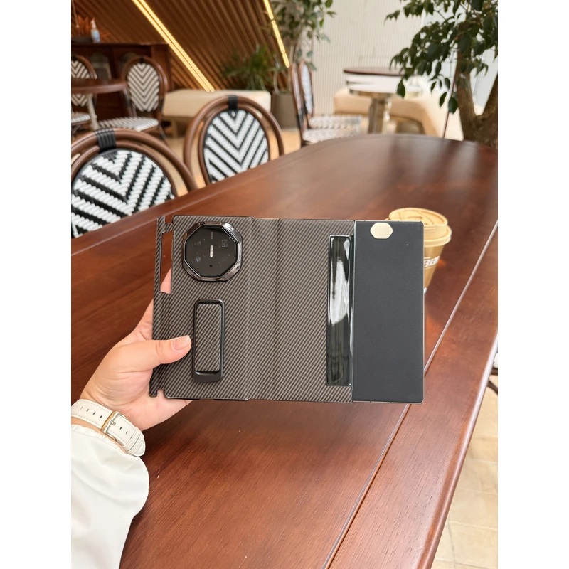 适用于华为MateXT三折叠纤维纹全包腕带旋转支架三折叠手机壳