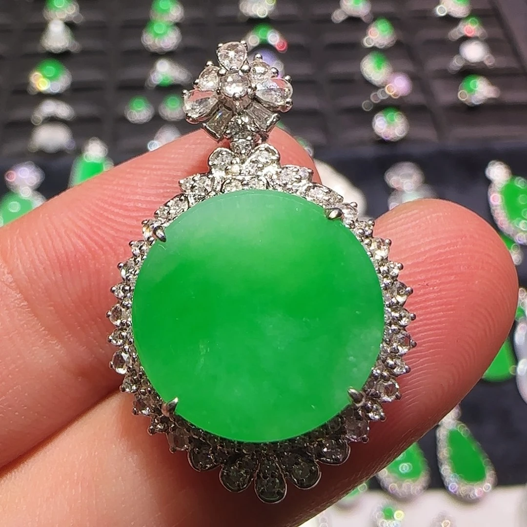 翡翠18K金镶嵌颈饰吊坠