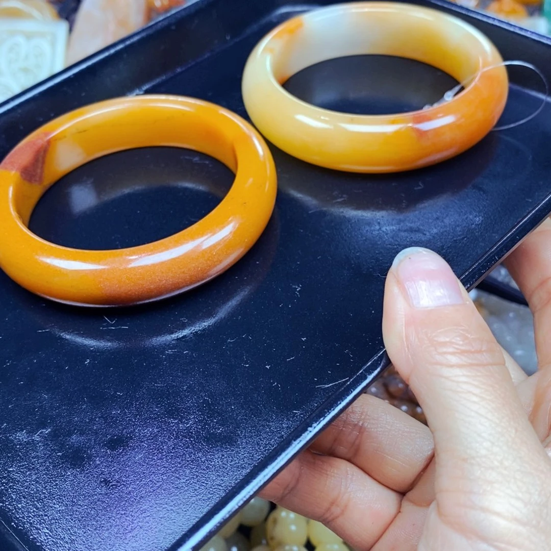 石英质玉（黄龙玉）未镶嵌颈饰