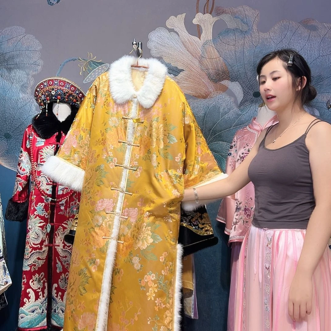 黄色三彩宋锦圆领中开水貂毛包边长款棉袍