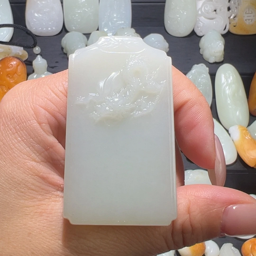 颈饰未镶嵌和田玉为****.