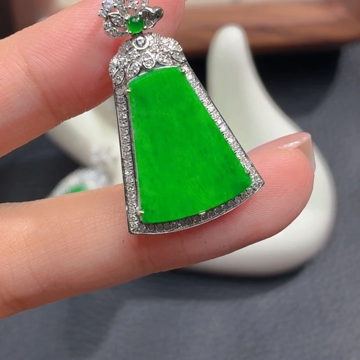 颈饰18K金镶嵌翡翠