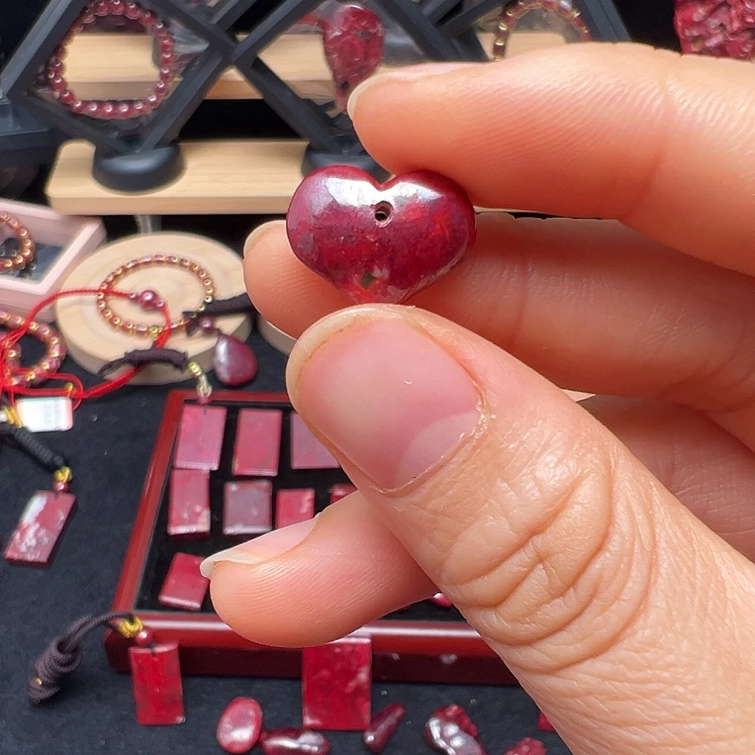 天然辰砂天然朱砂原矿吊坠