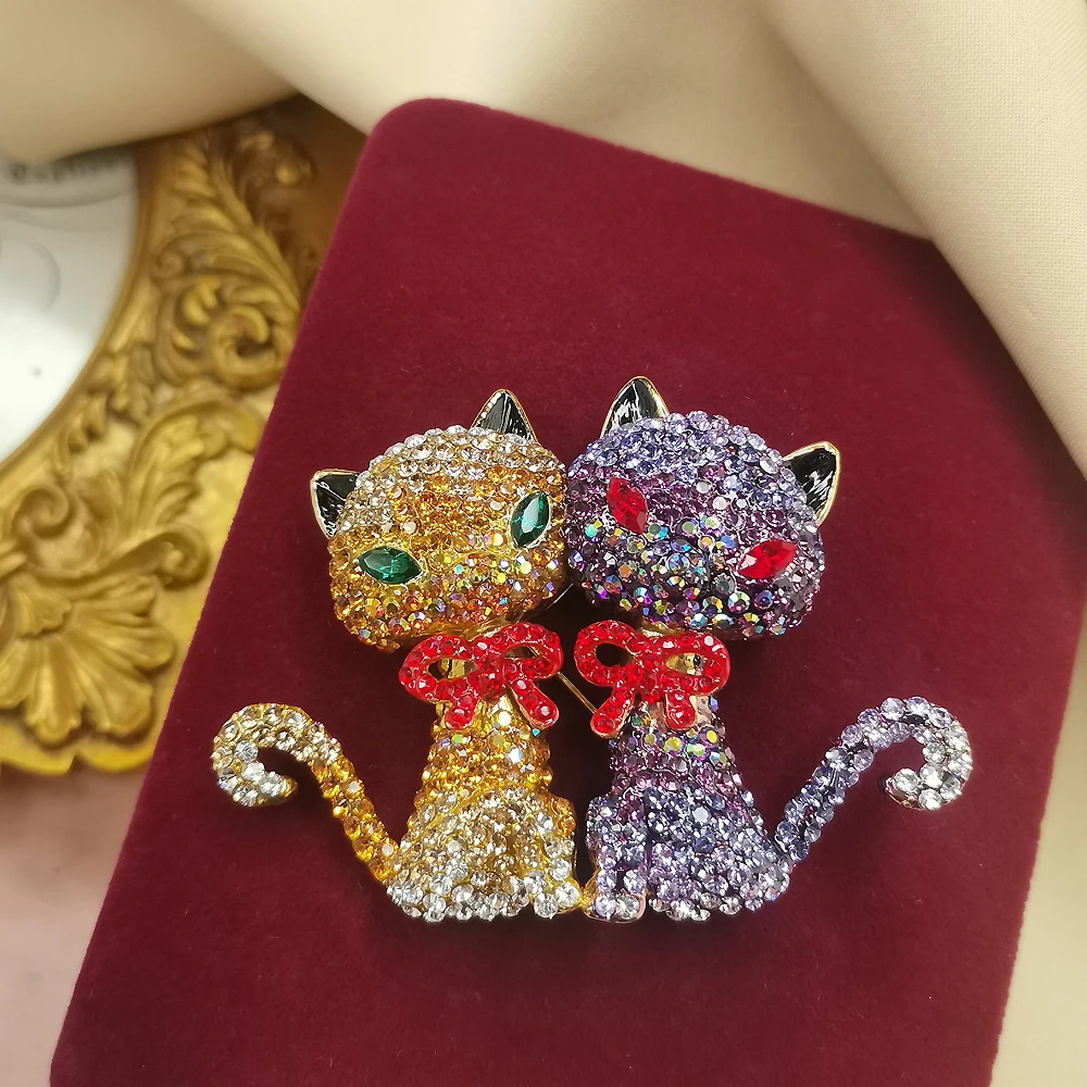 B&W密镶亲昵猫咪胸针[2412201-016]