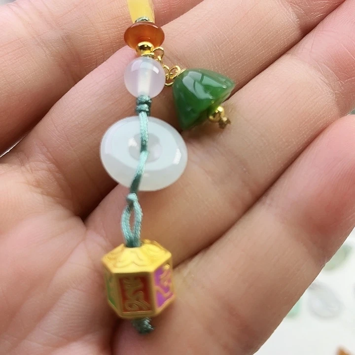 翡翠未镶嵌颈饰六字箴言